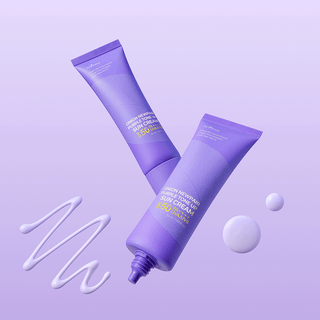 Deux tubes Isntree Onion Newpair avec swatches de gel et creme sur fond lavande pastel