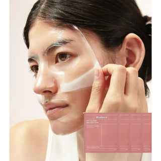 Biodance Bio-Collagen Real Deep Mask - mannequin retirant le masque transparent du visage