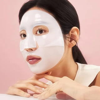 Biodance Bio-Collagen Real Deep Mask - mannequin portant le masque sur fond rose