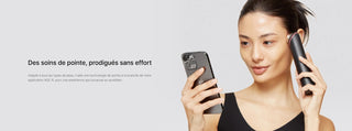 Femme utilisant le MEDICUBE AGE-R Booster Pro sur la joue avec l'application AGE-R sur smartphone