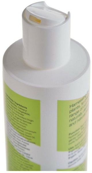 Gros plan sur la pompe blanche du flacon Boucleme Curl Cleanser avec etiquette ingredients