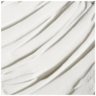 Texture blanche cremeuse etalee en vagues, creme lavante Boucleme pour cheveux boucles