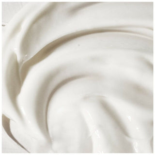 Boucleme Intensive Moisture Treatment - gros plan sur la texture creme blanche onctueuse avec reflets nacres
