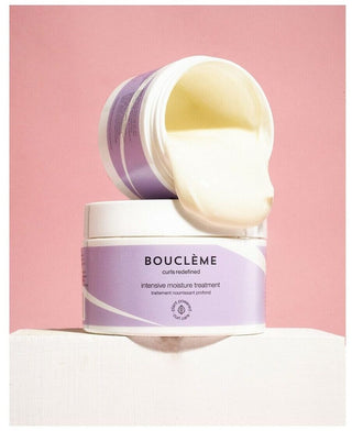 Boucleme Intensive Moisture Treatment - deux pots empiles sur fond rose, couvercle ouvert montrant la creme jaune pale