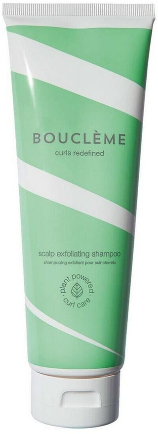 Dos du tube vert Boucleme Scalp Exfoliating Shampoo 250 ml, etiquette visible sur fond blanc