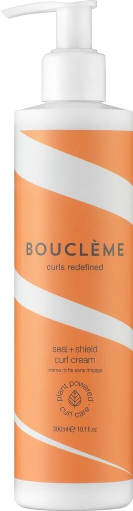 Flacon pompe orange Boucleme Seal + Shield Curl Cream 300 ml pour boucles sur fond blanc