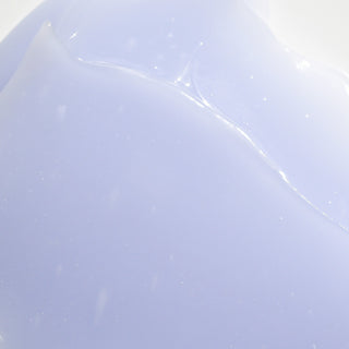 Texture gel creme Isntree Onion Newpair en gros plan, consistance translucide violette et lisse