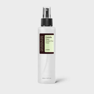 Flacon spray COSRX Centella Water Alcohol-Free Toner 150ml - étiquette verte, vue frontale sur fond gris