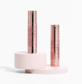 VT Cosmetics Collagen Reedle Shot 100 - deux flacons rose gold poses sur socle rose pastel