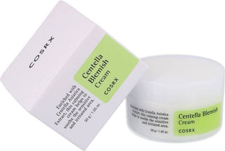 COSRX Centella Blemish Cream - pot blanc et boite carton vus de trois quarts sur fond blanc