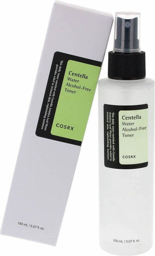 Flacon spray toner COSRX Centella Water sans alcool 150ml posé à côté de sa boîte inclinée