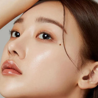 Gros plan visage femme a la peau eclatante et hydratee, resultat Medicube Deep Lifting Cream