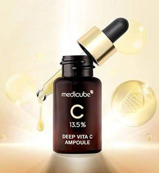 Medicube Deep Vita C Ampoule flacon ouvert avec pipette et bulles dorees sur fond dore chaud
