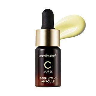 Medicube Deep Vita C Ampoule flacon brun avec swatch de serum jaune pale derriere sur fond blanc