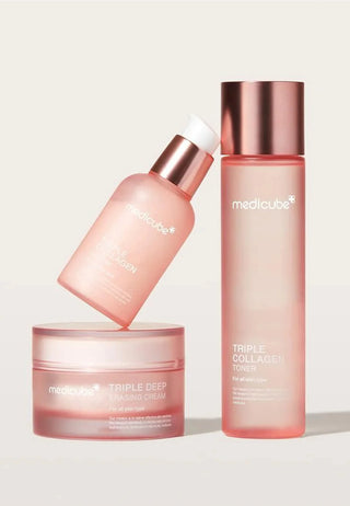 Trio Medicube Triple Collagen - creme, serum et toner roses alignes sur fond beige clair