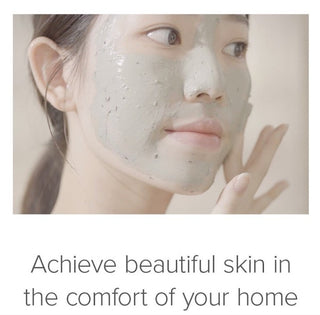 MARY&MAY Lemon Niacinamide Wash Off Pack - jeune femme avec masque gris applique sur le visage