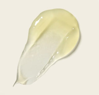 Texture gel jaune pale du Boucleme Super Hold Styler etalee sur fond creme
