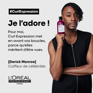 L Oreal Curl Expression - coiffeur Derick Monroe tenant le flacon avec temoignage sur fond gris