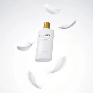 SKIN1004 Centella Suncream Plus flottant parmi des plumes blanches, texture legere et aerienne