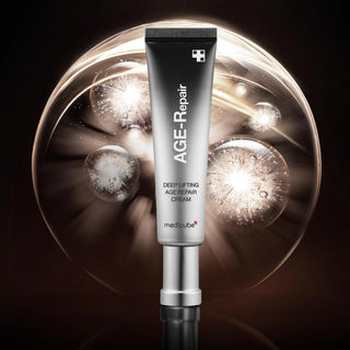 Tube Medicube Deep Lifting Cream argente devant une sphere lumineuse aux bulles scintillantes