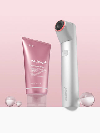 Tube MEDICUBE PDRN Booster Gel et appareil AGE-R Booster Pro blanc avec billes sur fond rose