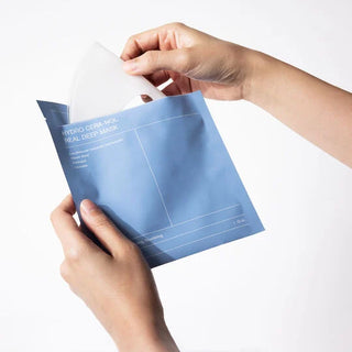 Biodance Hydro Cera-Nol Mask - mains ouvrant le sachet bleu pour retirer le masque