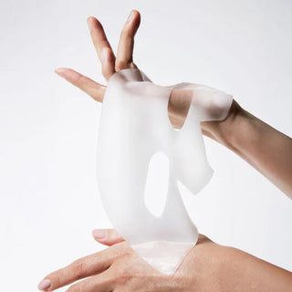 Biodance Hydro Cera-Nol Mask - mains tenant le masque translucide hydrogel deplie