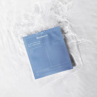 Biodance Hydro Cera-Nol Mask - sachet bleu eclabousse par eau sur fond clair