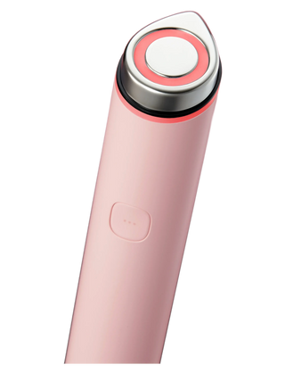 Gros plan de l'embout LED corail allume de l'appareil MEDICUBE AGE-R Booster Pro Mini Plus rose