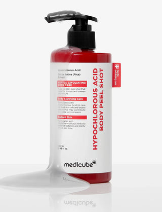 Flacon MEDICUBE Body Peel Shot pose dans une flaque de produit - reflet et etiquette lisible