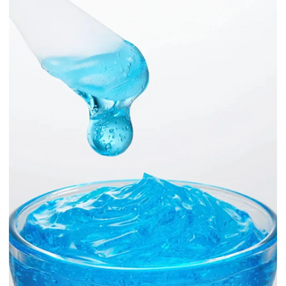 Texture gelée bleue transparente de la Jelly Cream Medicube - spatule au-dessus d'un bol rempli de gel - swatch