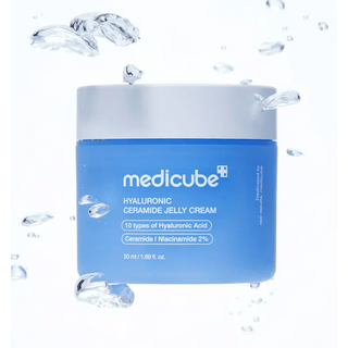 Pot bleu Medicube Hyaluronic Ceramide Jelly Cream 50ml entouré de bulles d'eau - vue frontale étiquette