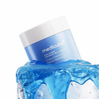 Pot Medicube Hyaluronic Ceramide Jelly Cream posé sur un bloc de glace recouvert de gelée bleue fondante
