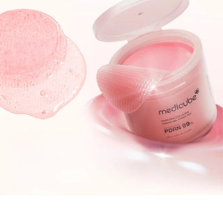 Pot ouvert medicube PDRN Pink Collagen avec pad gel rose texturé soulevé - face gaufrée visible
