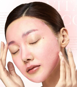 Femme aux yeux fermes portant le masque coating transparent MEDICUBE PDRN Pink Vita sur le visage
