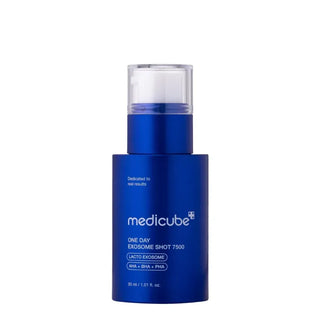 Flacon bleu Medicube Exosome Shot 7500 avec capuchon transparent et pompe sur fond blanc