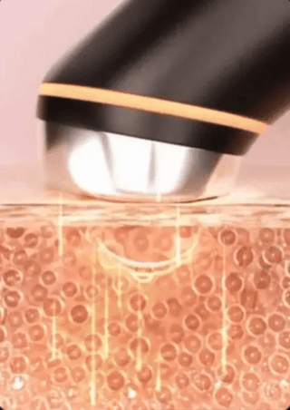 Tete du MEDICUBE AGE-R Booster Pro en contact avec la peau - illustration de la penetration des actifs