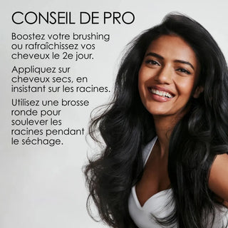 Conseil de pro OLAPLEX - femme aux longs cheveux noirs volumineux, application de la brume sur cheveux secs le 2e jour