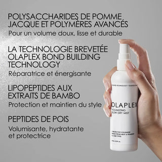 Main tenant le spray OLAPLEX Volumizing Blow Dry Mist - actifs : lipopeptides de bambou et peptides de pois