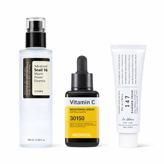 Trio glow snail mucin - essence COSRX Snail 96, serum Mediheal Vitamin C et creme Dr. Althea sur fond blanc