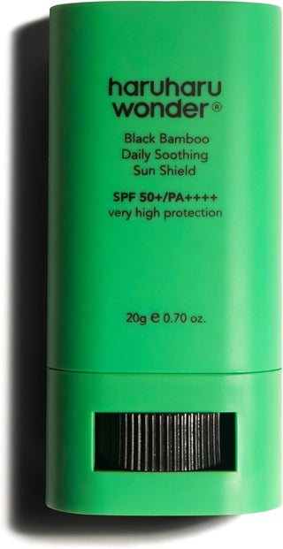 Stick solaire vert Haruharu Wonder Black Bamboo Sun Shield SPF50+ PA++++ vue de face sur fond blanc