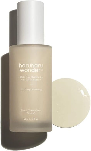 Haruharu Wonder Black Rice Hyaluronic Serum - flacon beige givre avec swatch de texture cremeuse blanche