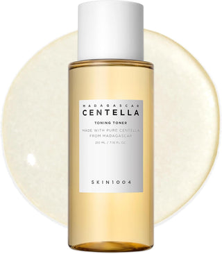 SKIN1004 Centella Toning Toner 210ml devant une tache de toner legerement doree montrant la consistance fluide