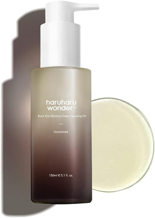 Haruharu Wonder Black Rice Deep Cleansing Oil avec coupelle montrant la texture huileuse doree et transparente