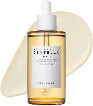Flacon SKIN1004 Centella Ampoule 100ml devant une tache de serum transparent montrant la texture legere
