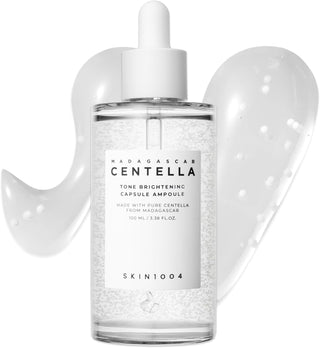 SKIN1004 Centella Tone Brightening Ampoule avec traînée de texture gel transparente parsemée de capsules