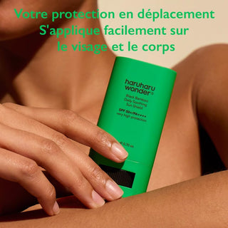 Femme appliquant le stick solaire Haruharu Wonder Black Bamboo sur son bras, protection visage et corps