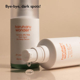 Deux flacons Haruharu Wonder Centella TXA Serum avec goutte de gel tombant de la pompe sur fond beige