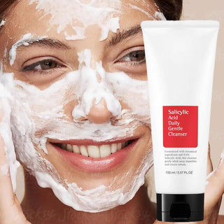 COSRX Low pH Good Morning Cleanser - visage mousse avec tube blanc tenu a la main, mousse onctueuse blanche