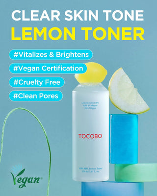 Mains versant le toner TOCOBO AHA BHA Lemon dans la paume montrant sa texture liquide transparente